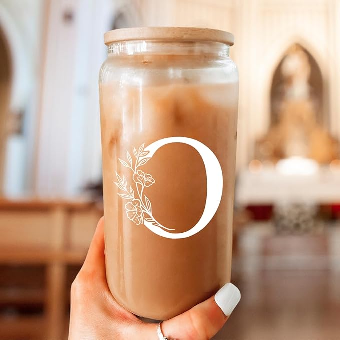 SANDJEST Monogrammed Gifts for Women - Monogram O Initial Glass Cup 16 Oz Can Coffee Cups with Lid and Straw - Monogram Initials Gifts for Womens on Birthday