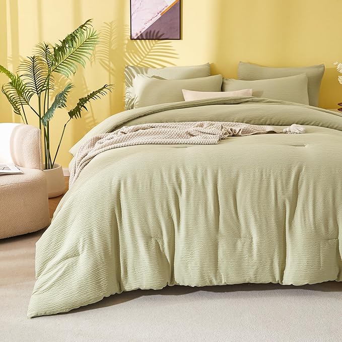3 Pieces Sage Green Queen Comforter Set, Lightweight Double-Layer Crinkle Gauze All Season Soft Bedding (90x90 in Comforter & 2 Pillowcases)